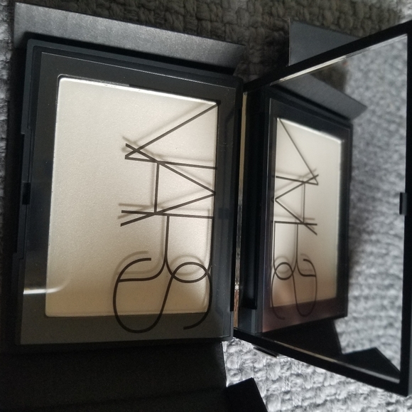 NARS Highlighting Powder Full Size .49oz Albatross - Picture 2 of 3